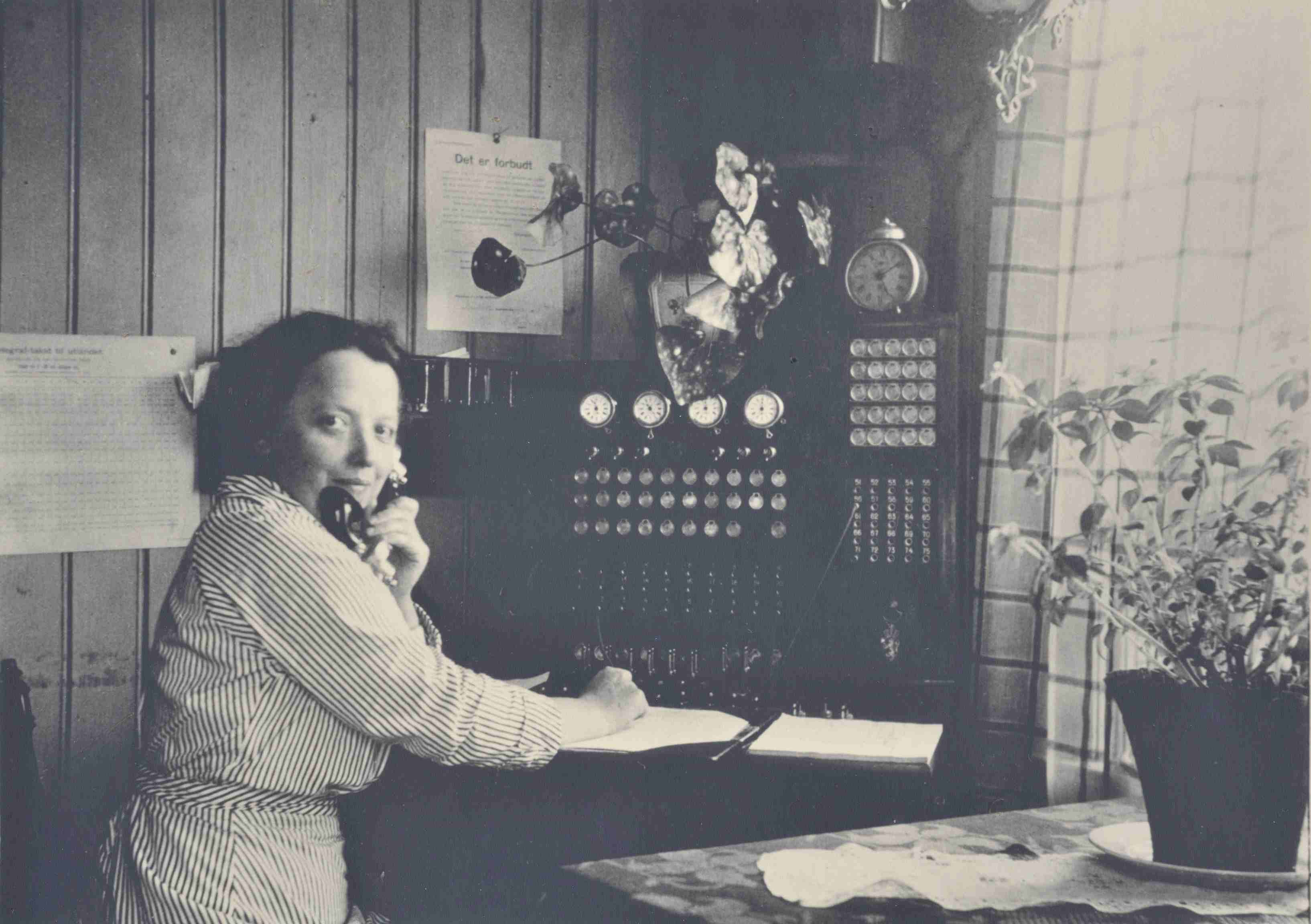 04 Signe Marie Iversen ved telefonsentralen