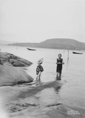 Wilse: Badesene med kjole på ute i vannet 3/8 1904