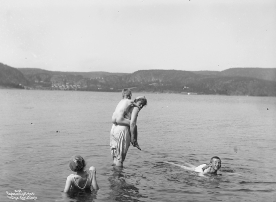 Wilse: Badesene Kujonen bæres ut 3/8 1904 Fra Sunnestranda