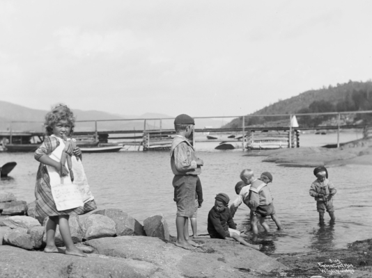 Wilse: Lekende paa Stranden 3/8 1904