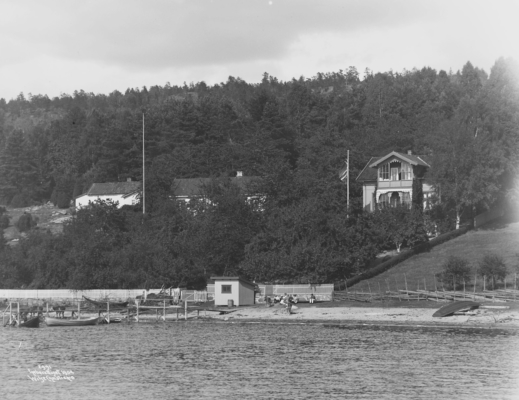 Wilse: Kaptein Pettersens hus fra Bryggen 18/7 1904