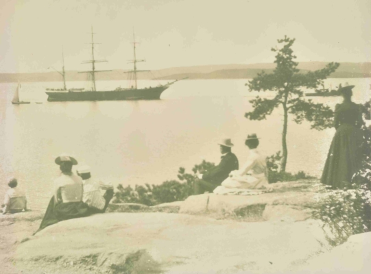 Fotoet av den flotte seilskuten under slep og sommergjester i fasjonable og tidsriktige antrekk, er fra 1901 og er tatt fra omtrent der tåkeklokken ble bygget to år senere (utlånt av Tor Bjørnstad)