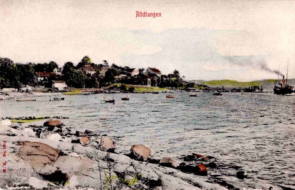 Håndkolorert foto fra 1904 som viser Rødtangen-bukten mot hotellet og dampskipsbryggen der D/S Juno nettopp har lagt fra. Utgiver "N.K.No. 1011" (N.K. er forkortelse for Norsk Kunstforlag), "Rødtangen Eneberettiget 1904".