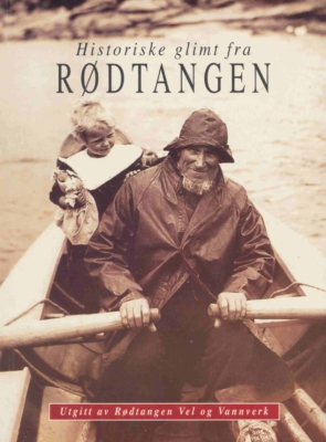 Se foregående bilde. Johan Fredrik Andersen med et av sine barn. Han skal ha syntes kombinasjonen oljehyre og matroskjole var litt spesiell, men Wilse visste nok hva han gjorde: Bildet skal ha blitt brukt til reklame for norsk sjokolade i USA! Og Rødtangen Vel og Vannverk valgte det som forsidemotiv på boken de ga ut til sitt 50-årsjubileum i 1996.