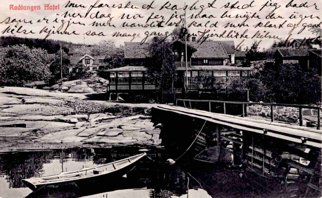 Postkortet med motivet fra cirka 1906 er påtrykket «Rødtangen Hotel» og datert 13.8.1912. Utgiver er ukjent. Fra teksten: «… et koseligt sted jeg bader ver dag nu for jeg maa benyte den ugen som er igjen men vandet er kold men klart og godt …»