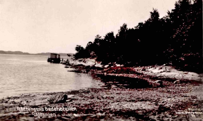 Rødtangen Hotel oppførte flere badehus, et av dem var det store «Damebadehuset» på innsiden av Nebba ved Breivika. Fotoet er fra cirka 1920, utgiver «Skarpmoe 75», merket «Rødtangen Badehoteller», poststemplet Rødtangen 3.7.1929. Fra teksten: «… her er herlig, solen skinner og mange lune plasser».