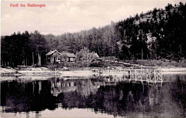 Lensmannsstua i Breivika har fått navnet sitt etter lensmann Olsen, som bodde her med sin familie tilbake på 1800-tallet. Lensmannsveien er oppkalt etter denne stua, som i dag har adresse Lensmannsveien 16. Bildet viser en av de private bryggene som fantes på Rødtangen. Robåten ligger her på land. Postkortet antas å være fra tidlig på 1900-tallet og er utlånt av Ivar Jørstad.