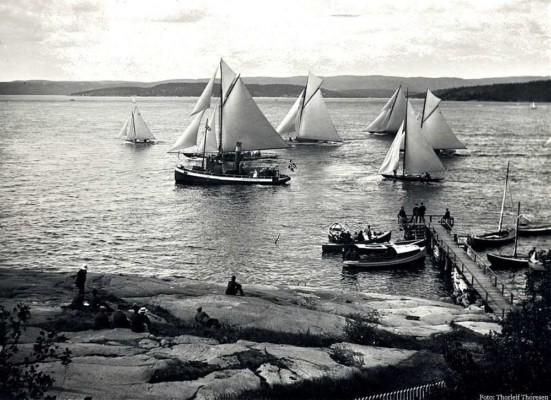 Seilregatta fotografert fra verandaen i huset som i dag har adresse Tolderstien 2, cirka 1920. Til høyre den gamle Toldbodbryggen, forløperen til den såkalte seilerbryggen, som ble bygget et par titalls meter lengre syd og ble revet i 2011 for å inngå i den nye marinaen. Foto: Thorleif Thoresen.