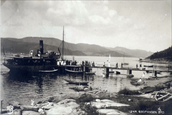 Dampskipsbryggen med dampbåt og passasjerer, fotograf og årstall ukjent. Utlånt av Ivar Jørstad.