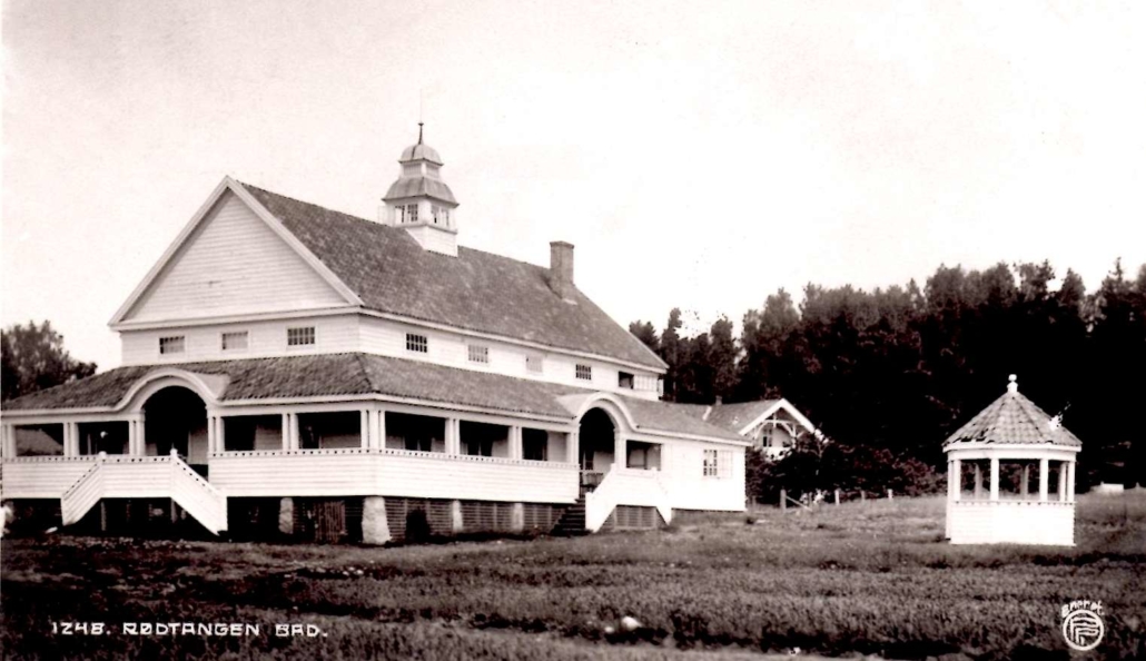 Foto fra cirka 1920 av det øvre hotellet med lysthuset utenfor. Utgiver av postkortet er Oppi. Fra teksten på kortet: «Til måltidene samles vi i en vældig pavillion, som om aftene brukes til dansesal.»