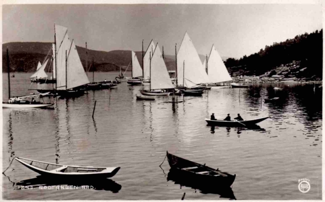 Utsikt fra Rødtangen Bad mot Rødtangen-bukten der seilbåter gjøres klar for regatta – og venter på vind. Utgiver: Oppi, ca. 1910. Merket «1243 Rødtangen Bad».