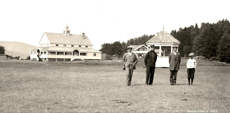 Festlokalet på jordet eller «Danselokalet på sletta» som er tittelen på dette fotoet fra cirka 1920. Bildet er tatt med kameraet til Thorleif Thoresen, som vokste opp i huset som i dag har adresse Tolderstien 2. Men fotografen er en annen, for Thorleif Thoresen er med på bildet.