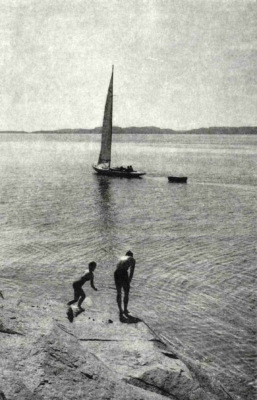 Bading på Nebba med seilbåt. Fotograf og årstall ukjent. Utlånt av Ivar Jørstad.