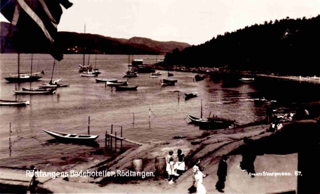 Rødtangen-bukten cirka 1930. Utgiver: «Eneret Skarpmoe 67». Merket: «Rødtangens Badehoteller, Rødtangen»