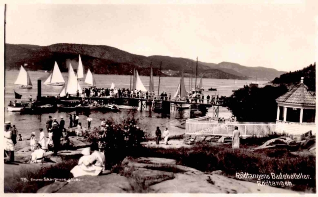 Fra svabergene ved badet. Mange skuelystne venter på at regattaen skal begynne, cirka 1930. Merket «Rødtangens Badehoteller, Rødtangen». Utgiver: «79 Eneret Skarpmoe, Oslo».