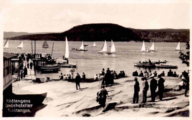 Fra fjellet ved badet, tilskuere følger med på regatta, cirka 1930. Merket «Rødtangens Badehoteller Rødtangen». Utgiver: «Skarpmoe, Oslo, 78». Poststemplet 19.7.1933 og fra teksten: «Nu har vi deilig ver, så vi kan bade og ha det godt hele dagen.»