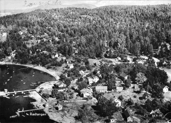 Luftfoto av deler av sentrale Rødtangen med brygger og båter cirka 1955. Utlånt av Ivar Jørstad.