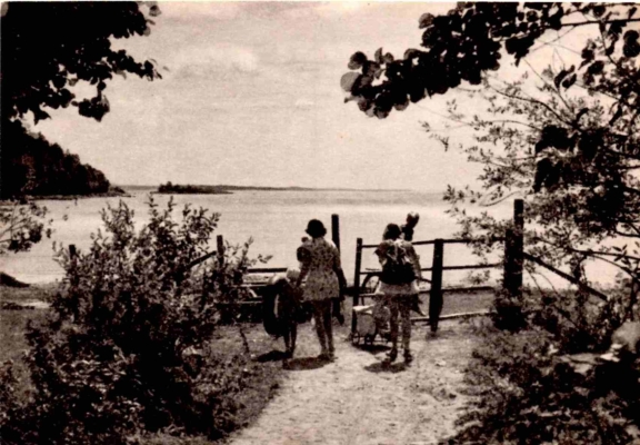 Kvinner og barn på vei til Breivika for å bade, fra 1950-tallet. Fotograf ukjent.