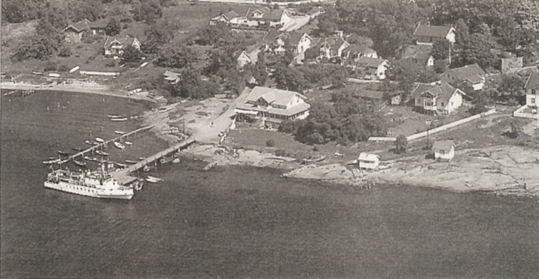 MS Snapp ved kai i 1964, året før Rødtangen Båtforening ble stiftet. Snapp gikk i sommerrute fra Drammen og ut fjorden. Fotograf ukjent. Utlånt av Ivar Jørstad.