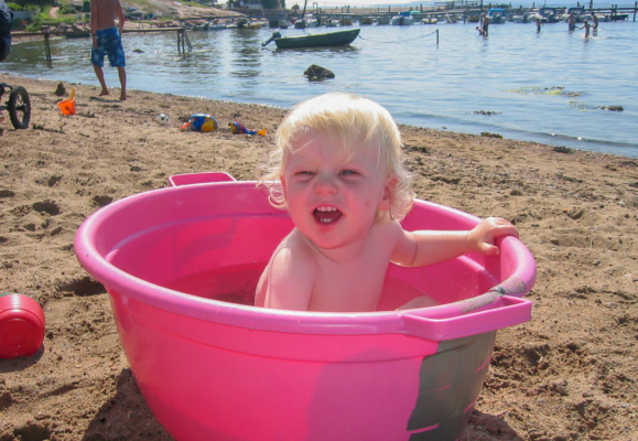 Sunnestranda med flott sand og langgrunn bukt har alltid vært den perfekte badestranden for små og store barn (2006)