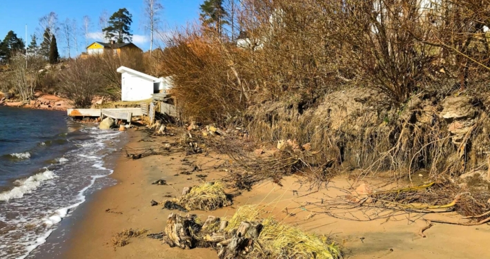 Erosjonen av Sunnestranda har krøpet stadig lenger sydover på stranden. I dag er over halvparten av Sunnestranda rasert.