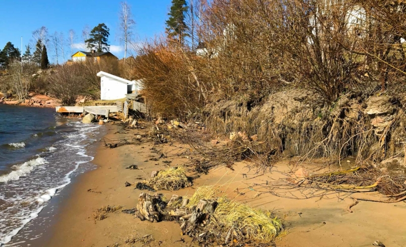 Erosjonen av Sunnestranda har krøpet stadig lenger sydover på stranden. I dag er over halvparten av Sunnestranda rasert.